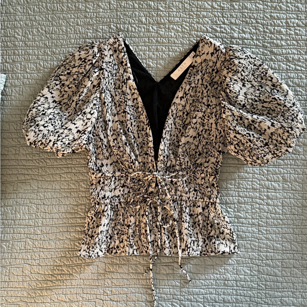 ASTR The Label Women's Black and White Patterned Top